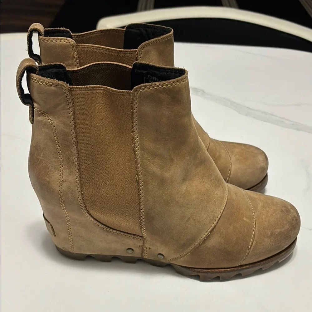 Sorel Tan wedge ankle boots with elastic panels and soft suede material
